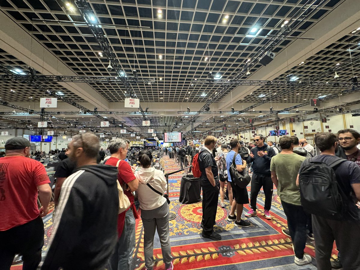 分かりにくいけど列すごい…
これどれくらいで入れるんだ？