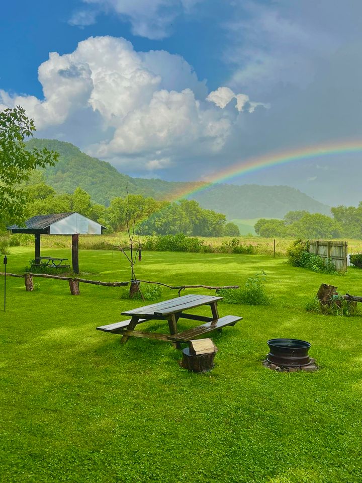 Check out this neat shot of a rainbow after a brief downpour Monday evening... at the bottom of 10-mile hill near La Crosse, WI. 🌈👀😍
Thanks to Steve Grosch for the photo. 👍
He said it was like the rainbow was right in his backyard.
#wiwx #rainbow