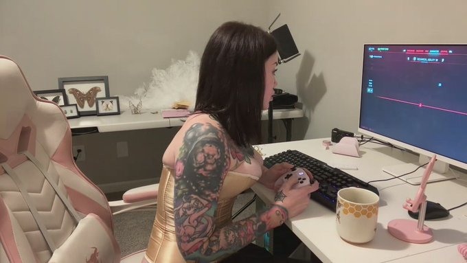 AbbeySoandso is live now! https://t.co/E7jFLYjIo3 https://t.co/eZVnmkoBP7