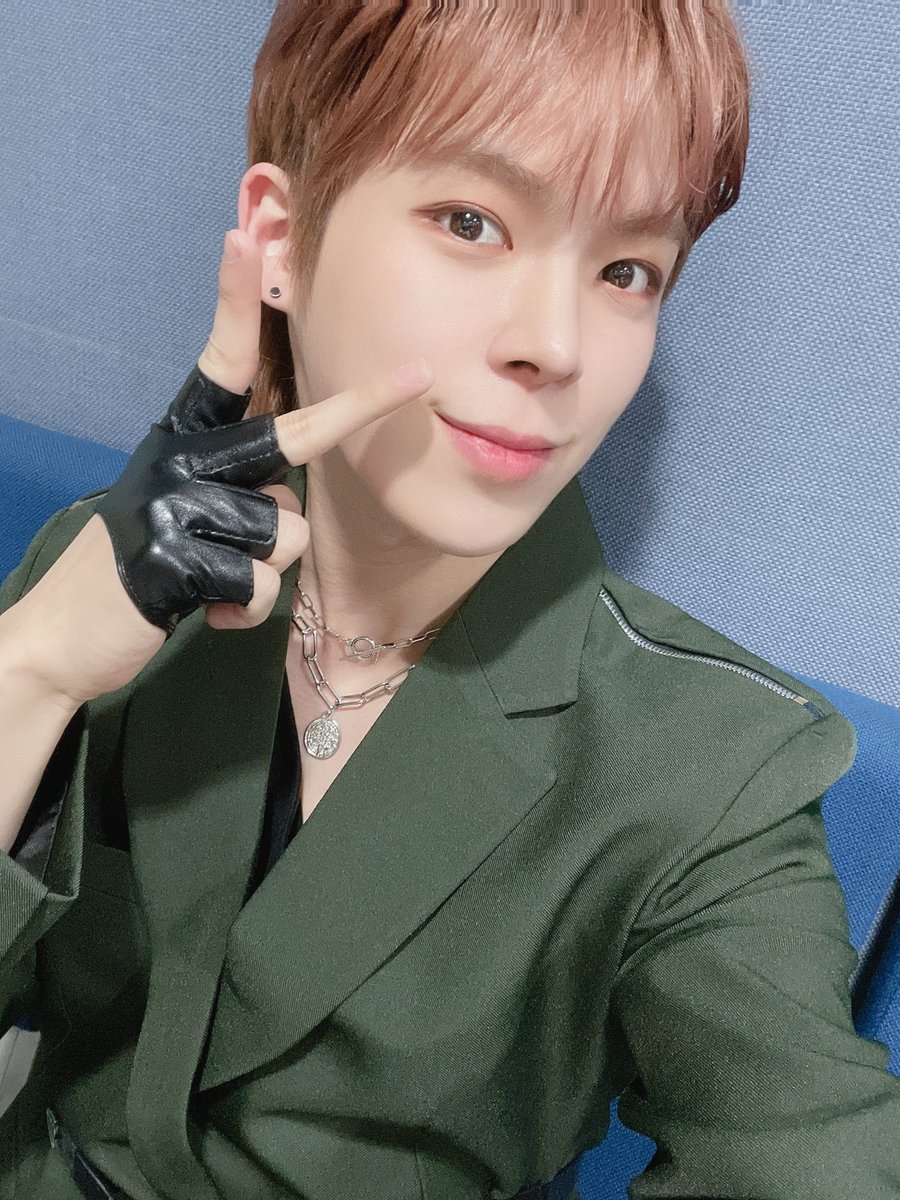 A mi nadie me iba a ganar en la crazyhouse, tenía que ser el primero en escuchar la joyita de #𝑆𝑢𝑛を𝐶𝑎𝑖𝑟𝑜 y es que no paro hasta sabérmela de principio a fin. Mi lema en la vida: #𝑙𝗂𝖿𝖾𖠇문제없이. !!

    ⠀  (⠀⠀ ☁️⠀⠀ :⠀⠀ 𝐘𝐄𝐎𝐍.