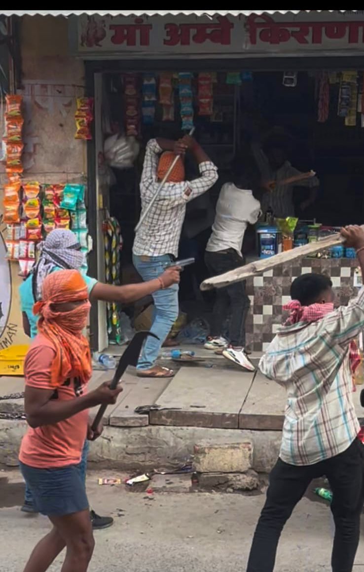 UmmedaRamBaytu's tweet photo. गत शाम सोमवार को दिन दहाड़े सरेआम बाड़मेर जिला मुख्यालय पर नवले की चक्की मार्केट में अपराधियों द्वारा दुकानदार प्रजापत परिवार के महिलाओं, पुरूषों पर आतंकी प्रवृति के असामाजिक तत्वों द्वारा पिस्टल और धारदार हथियारों, लोहे के सरियो, लाठियों से जानलेवा हमला करने की घटना निंदनीय एवं शर्मनाक हैं।
इस घटना के लिए पुलिस का लचर रवैया जिम्मेदार हैं क्योंकि पिछले काफी समय से लगातार अपराधी इस तरीके की घटनाओं का अंजाम दे रहे हैं लेकिन भ्रष्टाचार में लिप्त पुलिस कार्यवाही के बजाय सत्तापक्ष और राजनैतिक दबाव में ढुलमुल रवैया अपना रही हैं अपराधियों को सरंक्षण दे रही हैं, क्योंकि इस घटना से 24 घंटे पहले हुए झगड़े और जानलेवा हमला करने की धमकी देने की सूचना थाने में देने पर भी पुलिस ने कोई कार्यवाही नहीं  की।
घायलों के जल्द स्वस्थ होने की कामना करता हूँ और घटना के बाद प्रशासनिक अधिकारियों से दूरभाष पर वार्ता कर अपराधियों पर कठोरतम कानूनी कार्रवाई करने के लिए निर्देशित किया।
मुख्यमंत्री @BhajanlalBjp जी कानून व्यवस्था का यह दृश्य प्रदेश शासन व्यवस्था की पोल खोल रहा हैं।
@PoliceRajasthan @RajPoliceHelp