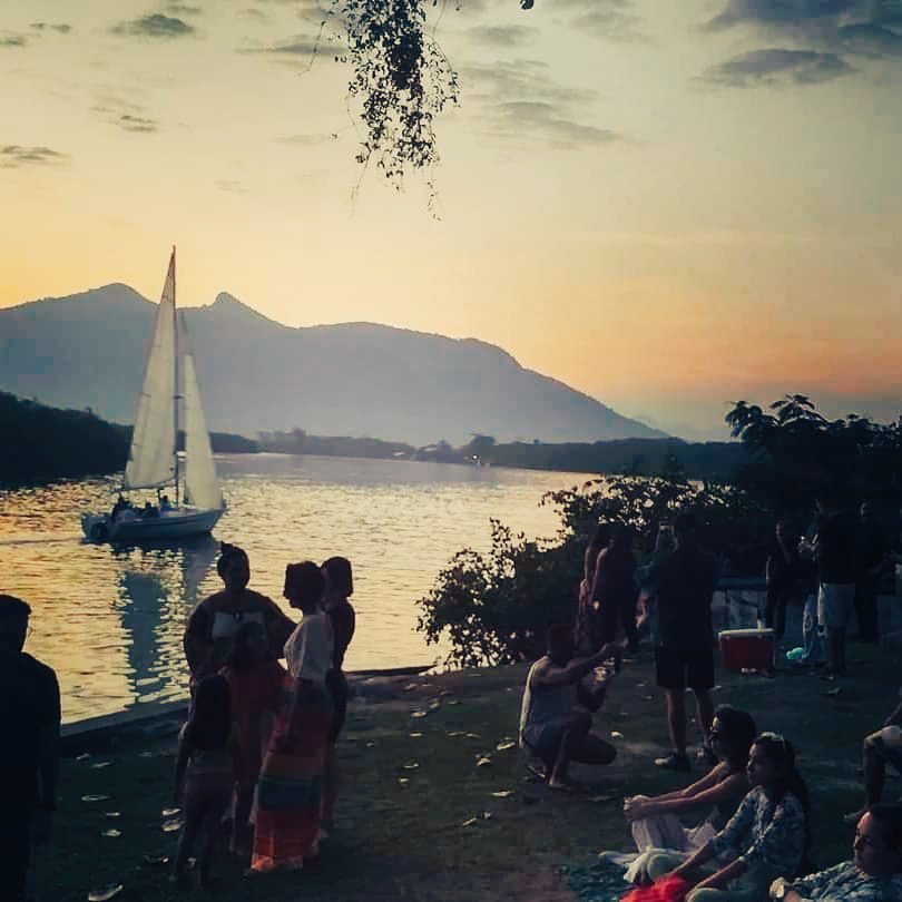 domingosjr's tweet photo. Esse foi o clima do fim de semana cá em #DODOLAND Festival de cervejas com shows todos os dias na beira do rio em três palcos, um deles flutuante. Sem tumulto, todo mundo na rua curtindo a cidade e a festa. #NOWORRIES #JUSTCHILL https://t.co/eatIZRnVtI