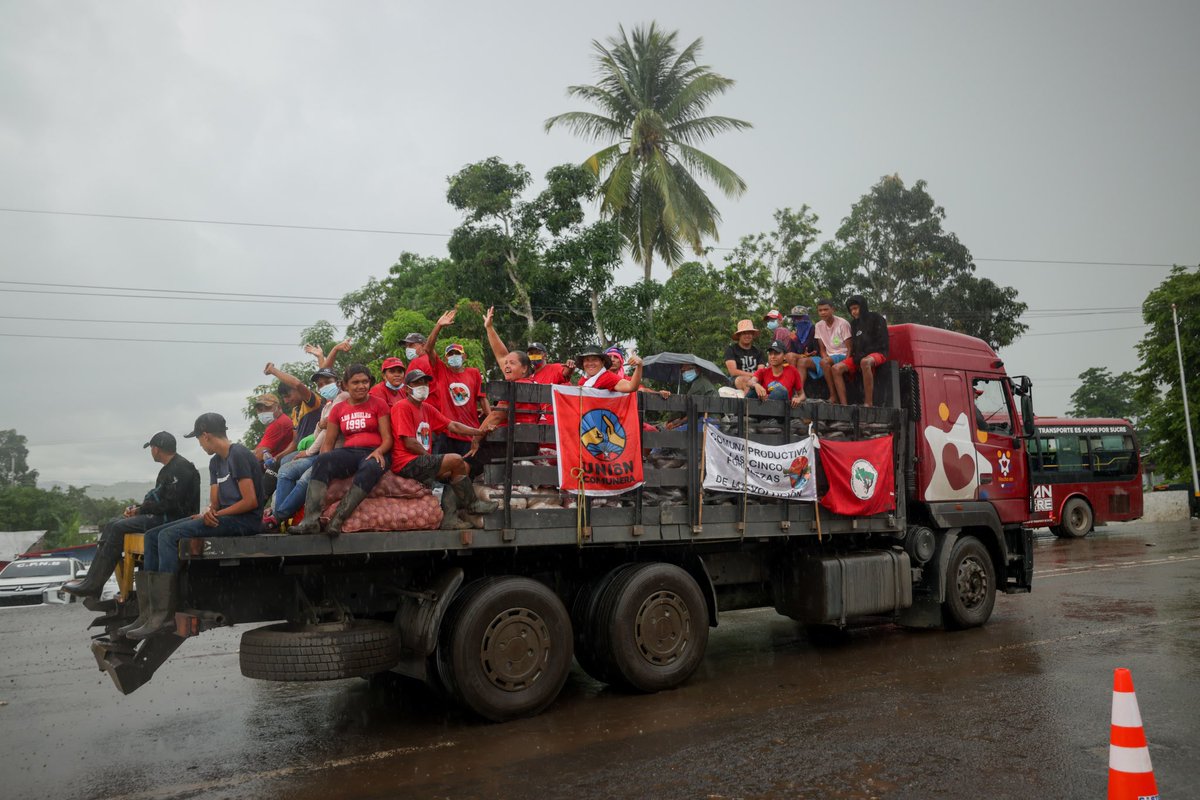 nawseas's tweet photo. Hoy en Cumanacoa me crucé con la gente linda de la Unión Comunera, que vino a traer insumos #HechosEnComuna para los afectados por las lluvias.

Acá está Chávez 🫶🏽 https://t.co/X5UdEj0ocF