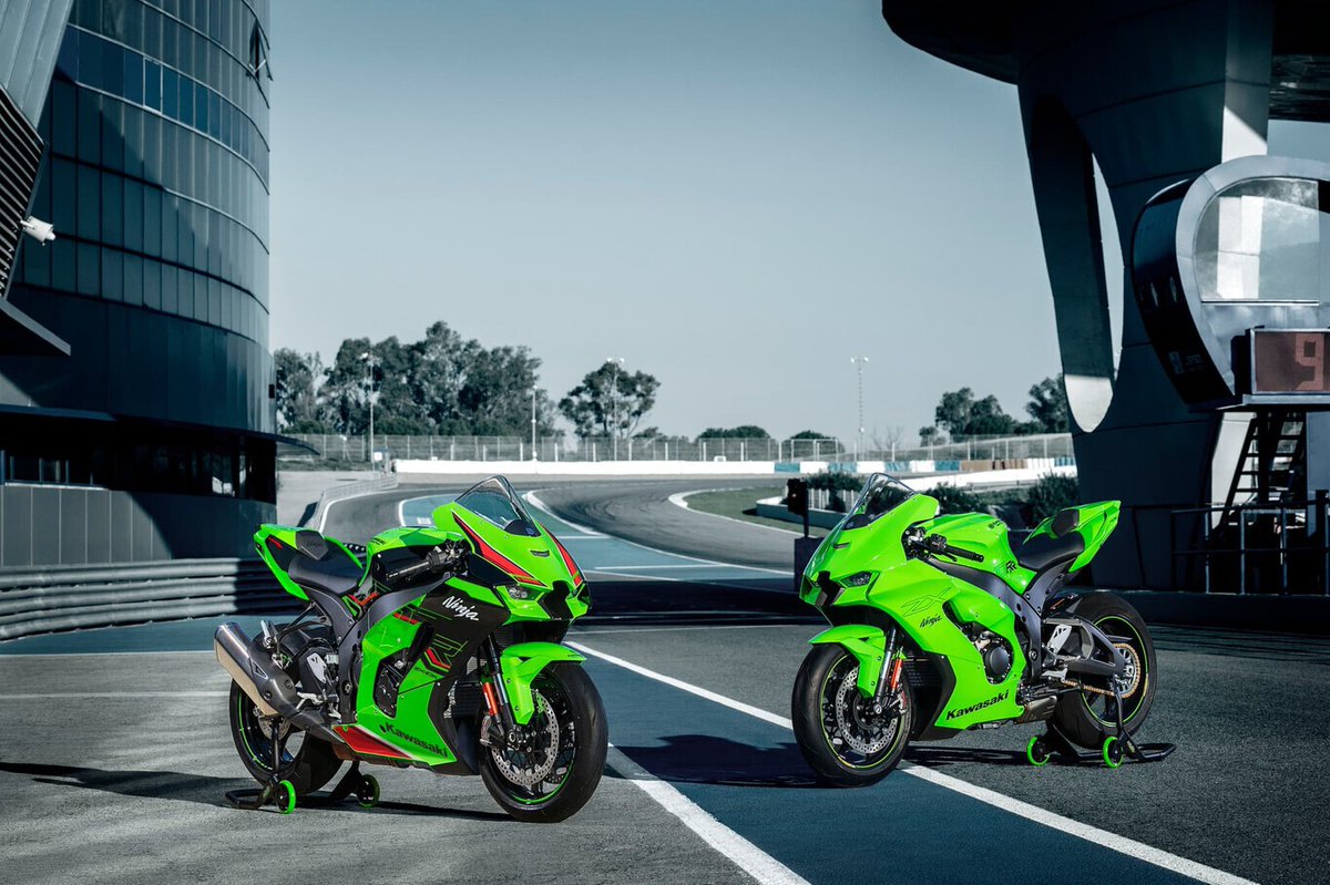 motto_motogp's tweet photo. 嘘かホントかわからない。それが都市伝説。現在のSBKに参戦しているZX-10R（10RR）の市販バージョンのひとつとして、同社が誇るH2に採用されたスーパーチャージャーを搭載したモデルが、来年の新型としてモデルラインナップされるという話が出てる。といってもこれ、情報の出どころが妄想スクープ系YouTuberみたいなので、その確度についてはなんとも言えないけど…（他にもホンダはV4の400cc出すとかヤマハもクロスプレーン4気筒のYZF-R4を出すとかめちゃくちゃ言ってるくらいなので）

https://t.co/pHwk8R2fCa

しかし、カワサキは来季、SBKにはビモータとの協業で、新たにビモータ・バイ・カワサキレーシングチーム（BbKRT）としてSBKに参戦するので、これまでベース車として使われてきた10Rは、レース用としては基本的にお役御免となる。だからもはやSBKのレギュレーションに引っ張られる必要もなくなるため、10Rのエンジンにスーチャー積もうが何しようが誰からも文句は言われない（ましてやスーチャーユニットをポン付けした派生モデルとすればなおさら）。そう考えればスーチャー10R実現の可能性は思った以上にありそうだし、できるもんならやってくれてもかまわなくてよヒロミ？という感じもないではない。

ただ、海外ではいま、200馬力以上のスーパースポーツバイク自体の販売を禁止しようという動きもあることから（これは環境云々ではなく単純に人が死にまくっていて危ないので。スペインは実際その方向に動き出してる）、そこに果たしてスーチャー搭載の新型10Rをぶっこんでくる気概がカワサキにあるかどうか…。

スーチャー搭載の10Rに関しては、妄想は妄想で楽しむとしても、BbKRTに関しては来季のSBKに参戦しますと宣言しているので、こっちは否が応でもSBKのレギュレーションに対応した新型のスーパースポーツを出さざるを得ないところだが、いまのところはその影も形も見受けられない。来季からSBKに参戦するには、遅くとも2025年のSBKホモロゲを受ける来年の2月か、遅くとも3月までには実際に125台以上生産する必要があり、そうなればそろそろ実車のリリース（ユーザーへの販売告知）をしないと生産計画が立てられないはず。買う人がいないバイクを作る訳にはいかないからね。

カワサキが単独でのSBK参戦をやめ、ビモータとの協業にしたのは、その方がもろもろの判斷が早くできる（日本のカワサキの了解をいちいち取らなくてもいい）からということのようなので、ビモータカワサキはあくまでビモータ側が主導権を持ってレース参戦と市販車製造を行っていくつもりのようだが、いまのビモータ単独で、数百台規模での新型車を製造できるだけの企業体力と設備があるのかどうか。（ビモータは以前のブランド放棄後、カワサキに買われるまでは、それまでに売った市販車を整備するサービスを提供することで細々と存続してきたのだ）

果たしてスーチャー付き10Rは本当に登場するのか、そしてビモータと合体したカワサキは、宣言通り来季からSBKに参戦できるのか（そのための新型はいつお目見えするのか）。このあたりについては否が応でもほどなく真相が明らかにされるだろう。そうじゃないと間に合わないからね（汗）