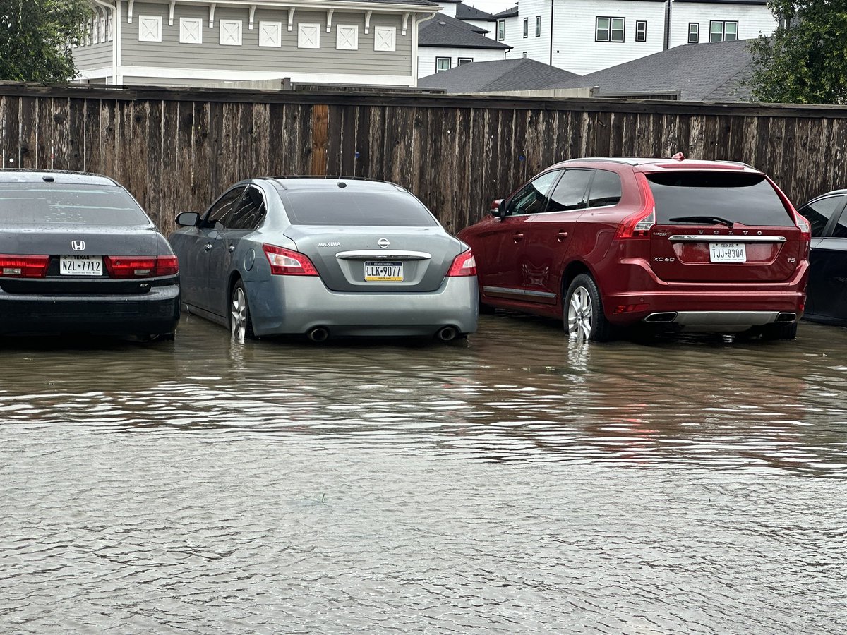 GeoffMoJo's tweet photo. Hurricane Beryl damage and flooding at SW apartment complex. https://t.co/Hj9CVEJ3eI