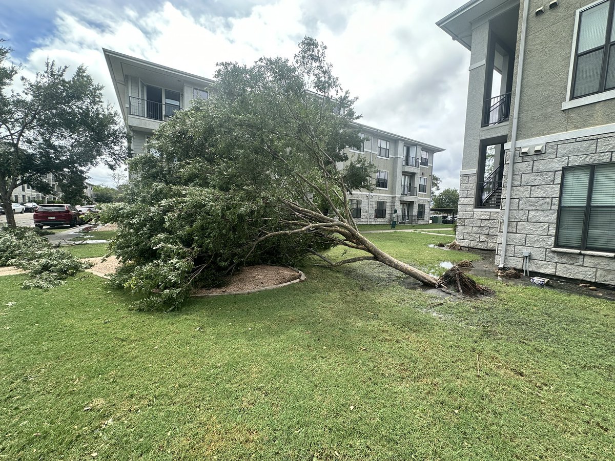 GeoffMoJo's tweet photo. Hurricane Beryl damage and flooding at SW apartment complex. https://t.co/Hj9CVEJ3eI