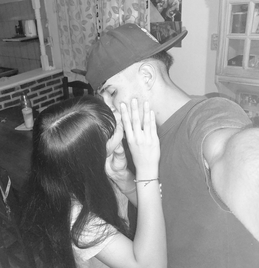 Sos la mujer con la que siempre quiero estar por el resto de mí vida,estoy muy agradecido a la vida por ponerte en mí camino mas de una vez, alfinal de tantas idas y vueltas pudimos unirnos y hacer nuestra vida juntos,muchas gracias por todo mí gordita TE AMO😍
