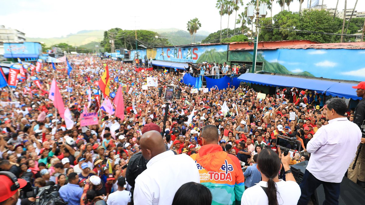 jorgerpsuv's tweet photo. Nos fuimos a la parroquia Coche con la peregrinación del candidato del pueblo y conductor de victorias, Nicolás Maduro Moros. ¡Estuvo a reventar! ¡El 28 de julio ganaremos por paliza! https://t.co/bJNW1uPhYb