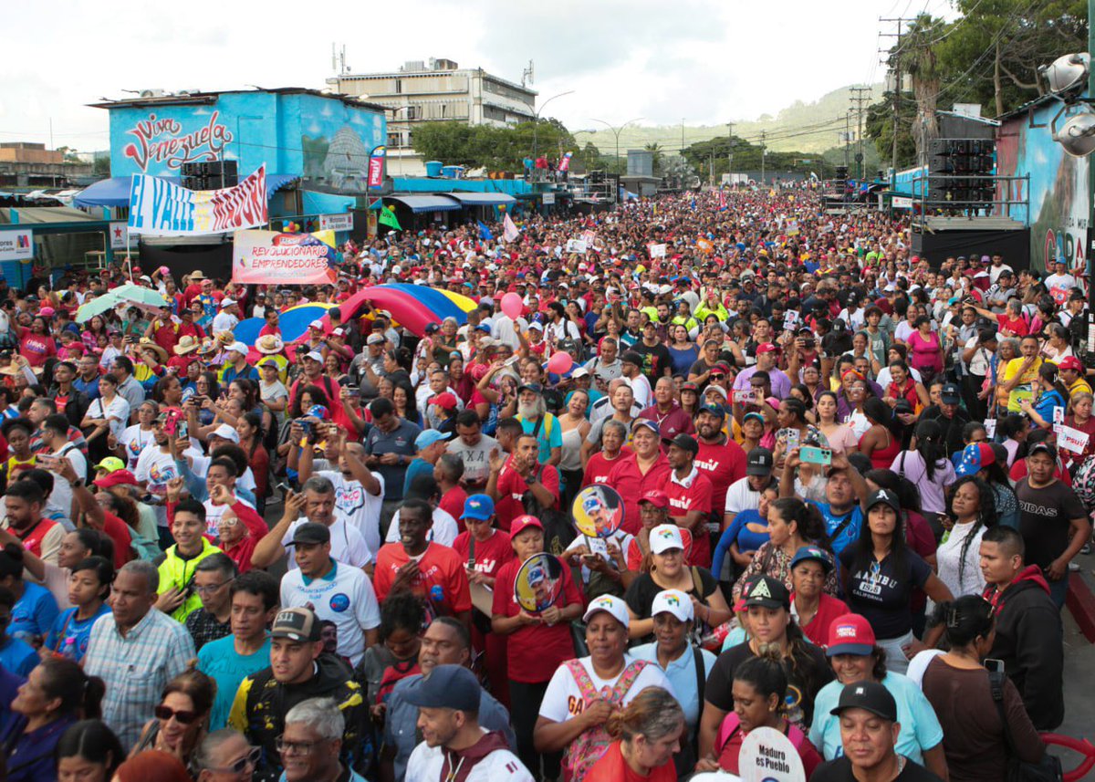 jorgerpsuv's tweet photo. Nos fuimos a la parroquia Coche con la peregrinación del candidato del pueblo y conductor de victorias, Nicolás Maduro Moros. ¡Estuvo a reventar! ¡El 28 de julio ganaremos por paliza! https://t.co/bJNW1uPhYb