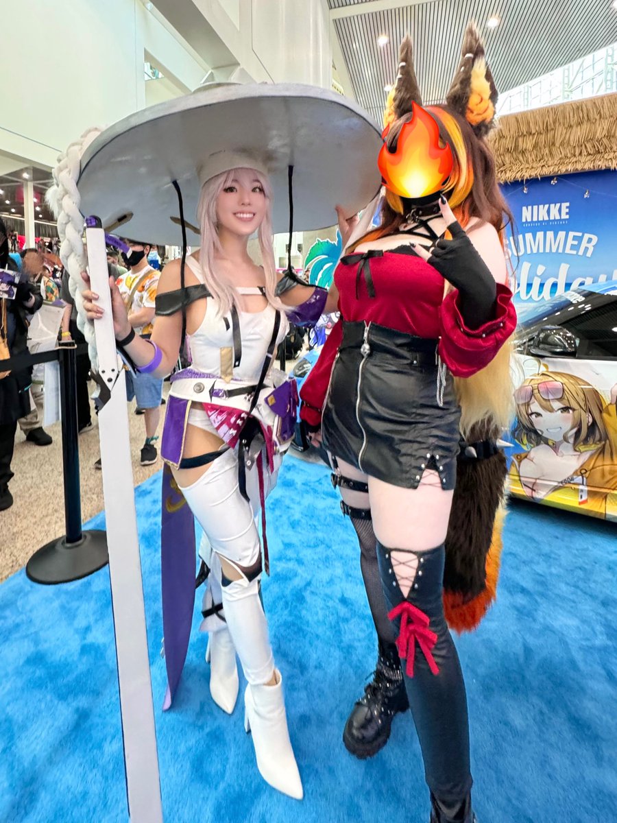 I was a little bit nervous to be in front of so many people, but <a href="/SinderVTuber/">Sinder 🔥</a> did an incredible job hosting and energizing everyone at the NIKKE stage event! Her VTuber cosplay was so lovely 🥺💖