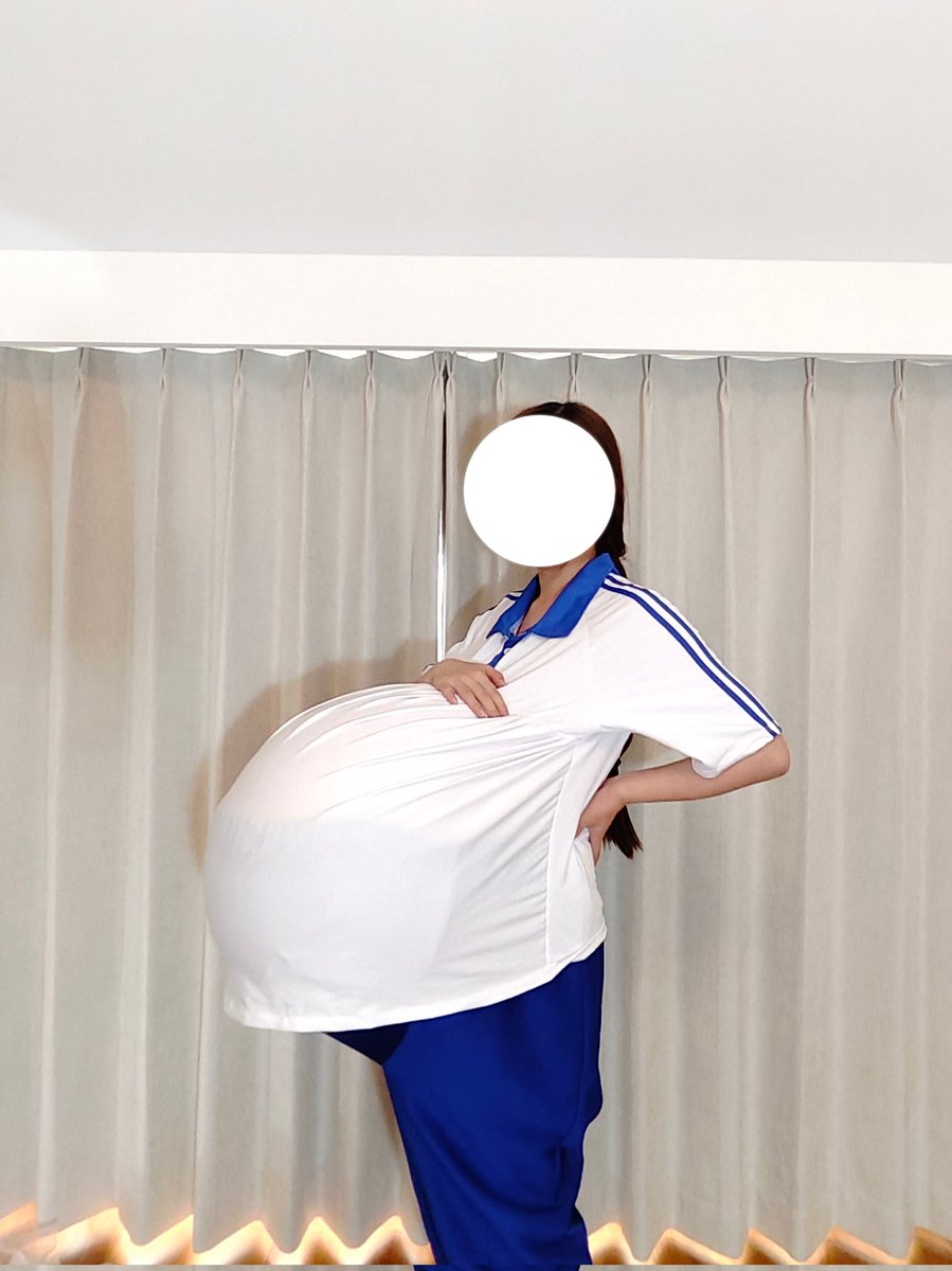 #扮孕 #preggo #恋孕 #fakebelly
自从上高三以来，不知道为什么我的肚子就越来越大了。想请假去看医生，但是老师说不可以因为这点小事就旷课😢
后来肚子大得校服都穿不下了，只好补订了特殊尺寸的校服
挺着大肚子过了快一年，终于快要高考了
不知道肚子里是什么呢……