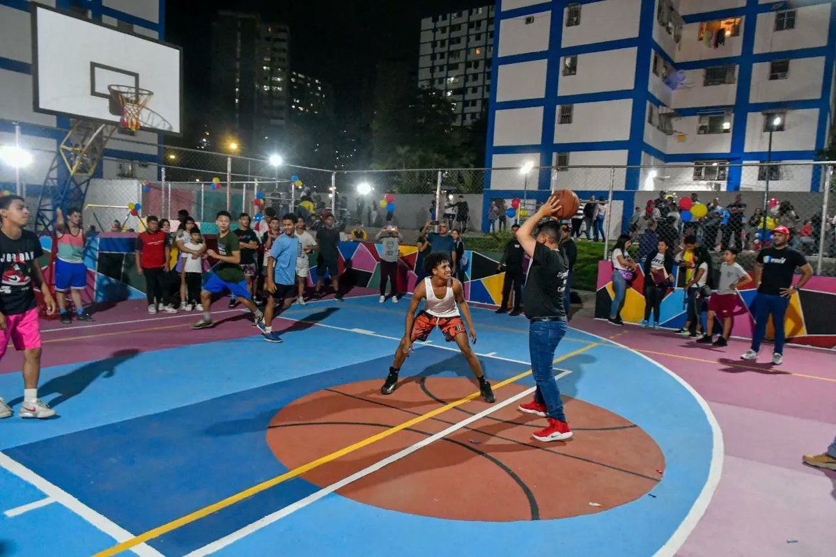 En la calle 14 de El Valle, culminamos la entrega de 3 torres de las Residencias Guriguaicay, siguiendo las instrucciones del presidente <a href="/NicolasMaduro/">Nicolás Maduro</a>. Los edificios ahora lucen fachadas y azoteas remodeladas, además de contar con espacios comunes completamente intervenidos.
