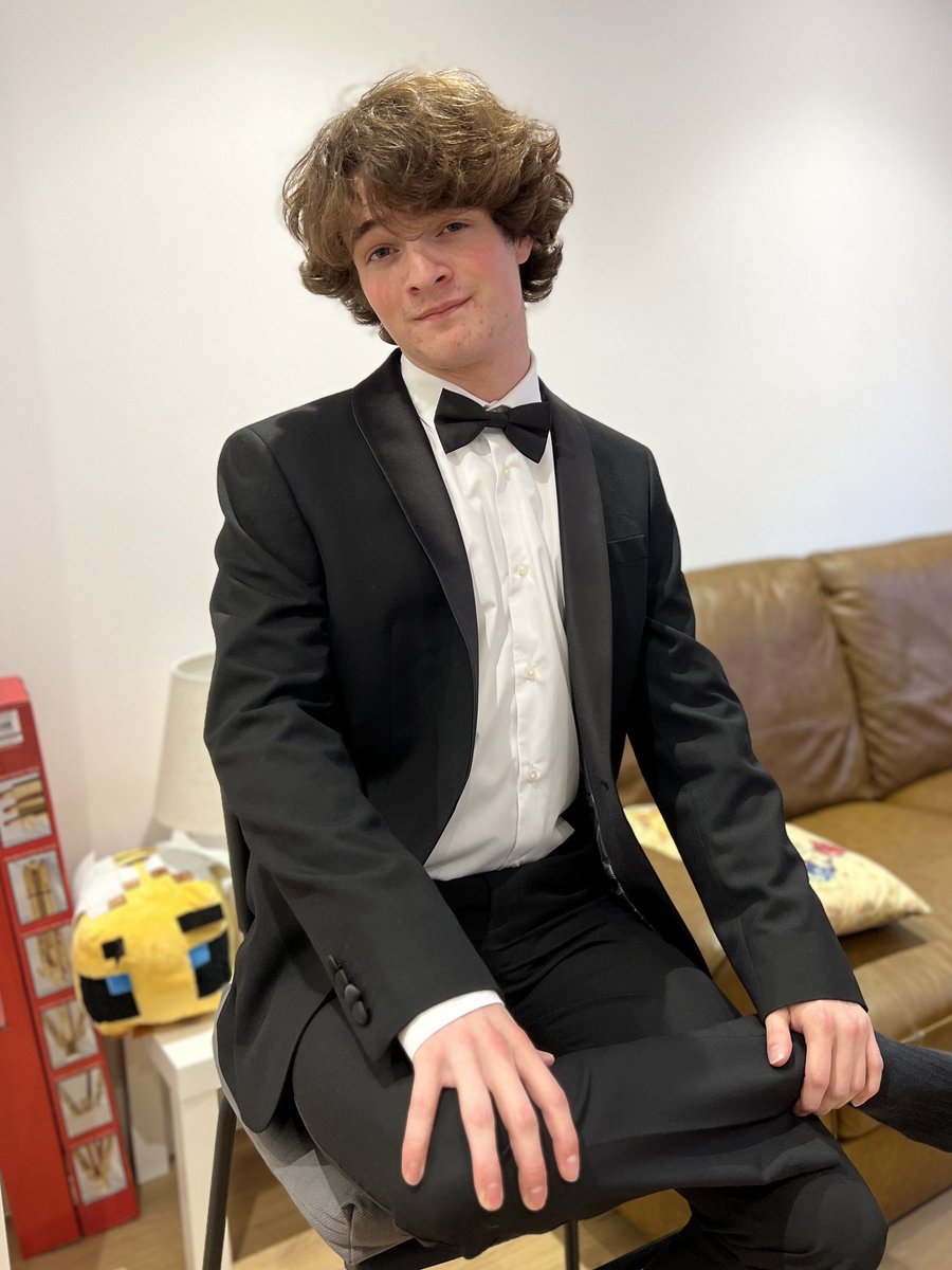 I feel low-key snazzy 🤩 rate my sophomore prom fit!!!! I wanted red instead of fblack but was too much money ;((((😭😭😭🥓🥓