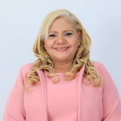Ella es la diputada <a href="/EvelynMerlosSV_/">Evelyn Merlos</a> por el partido <a href="/nuevasideas/">Nuevas Ideas</a> y está siendo señalada por una de sus excolaboradora de asignarle un sueldo en la <a href="/AsambleaSV/">Asamblea Legislativa 🇸🇻</a> del cual la funciónaria le quitaba más de la mitad con la excusa que sería utilizado en ejecutar obras.