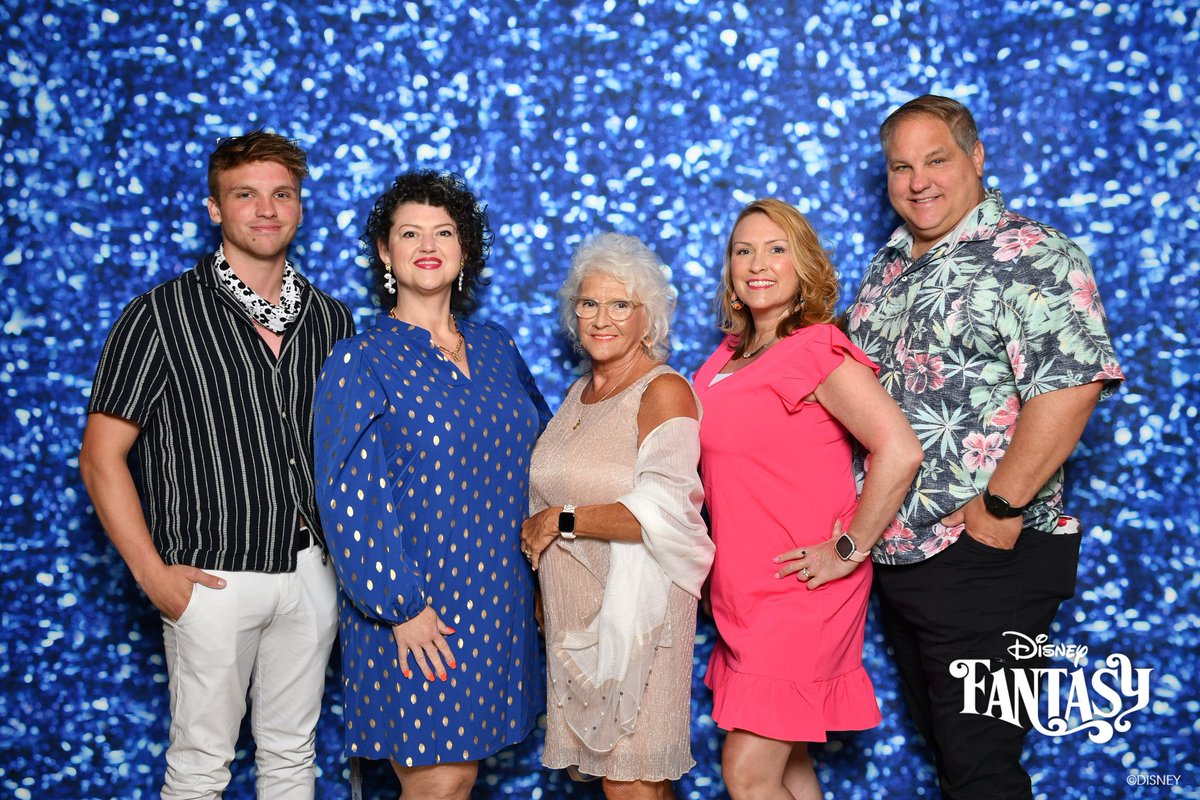 tamelahansen's tweet photo. Disney Cruise Line makes some of the best family photos!  #DCL https://t.co/TkzyypOoqL
