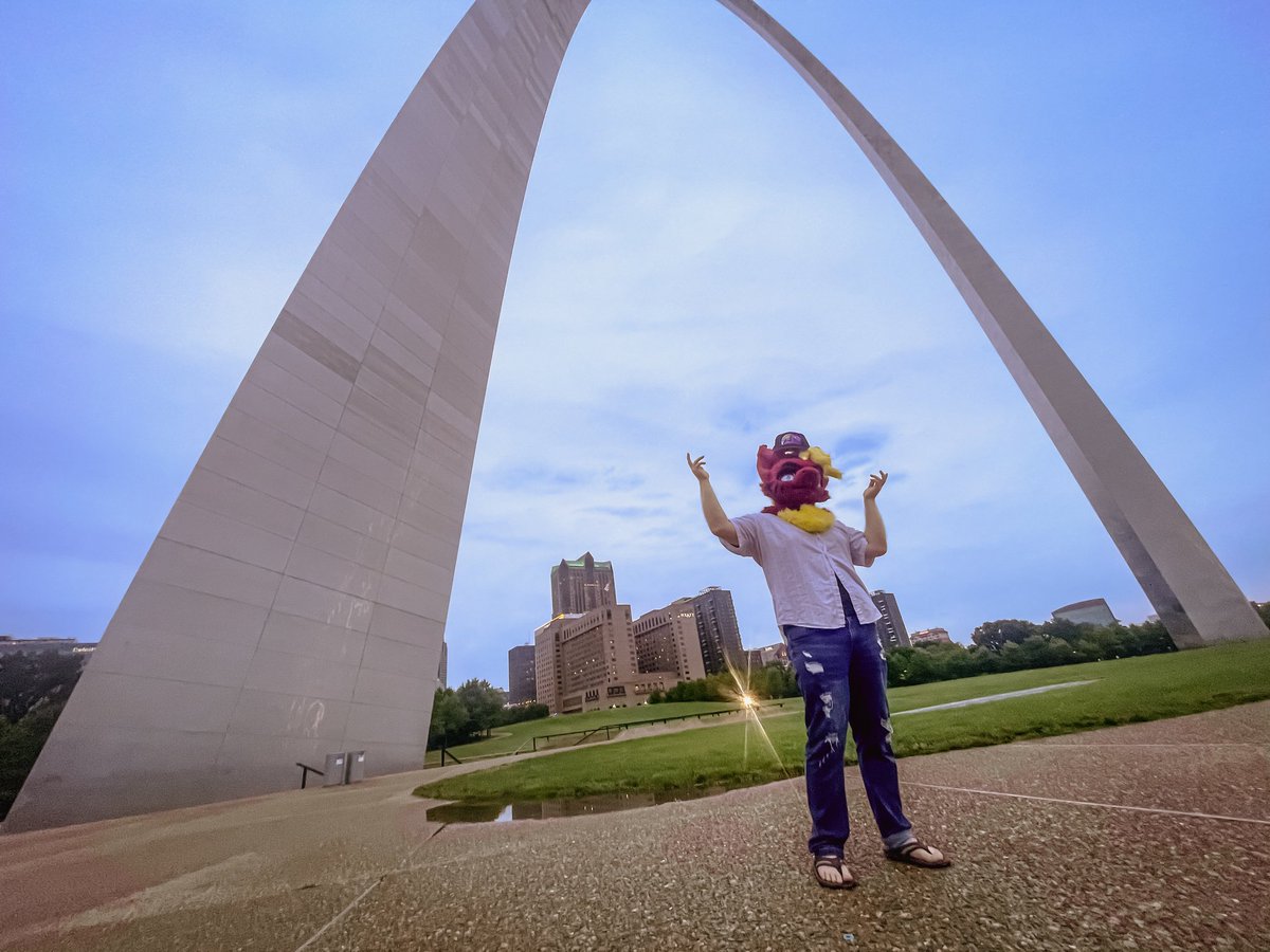Quick stop on the way back home to Texas from AC. We at the St. Louis Arch w/<a href="/CCoyote0/">CodyAkita</a>.
📷<a href="/CCoyote0/">CodyAkita</a>