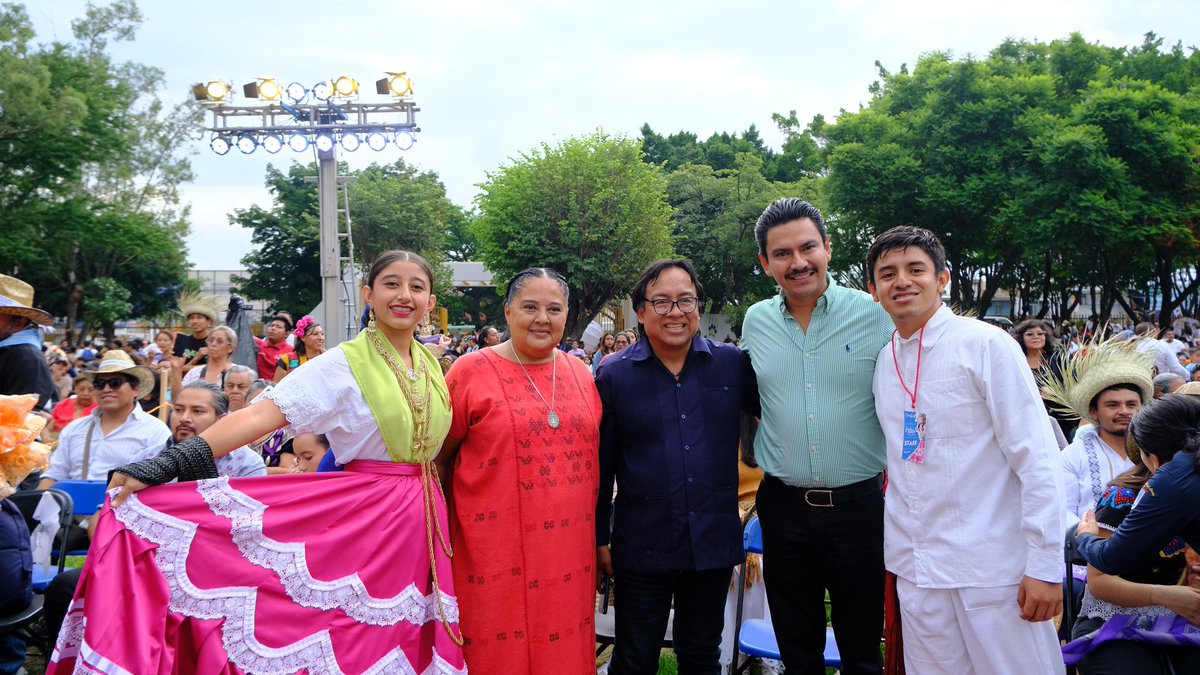 raychagoya's tweet photo. 🎉 Participamos en la #Guelaguetza2024 de la Universidad Autónoma Benito Juárez de Oaxaca (UABJO), junto al Rector Cristian Carreño.

Oaxaca se caracteriza por sus colores, folclor y en el mes de julio, ¡la Guelaguetza se vive al máximo! 🌟 https://t.co/ZFSTV0rkil