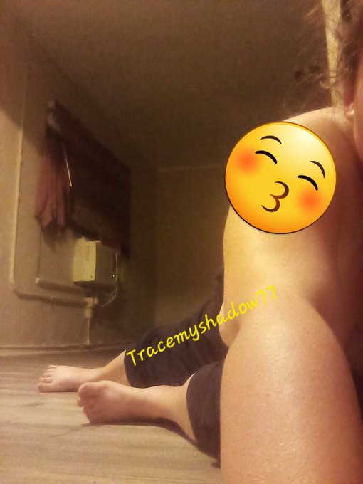 Kitchen floor stretchin and teasing you with the tops of my feet 🐽🐷🐖🦄👣  You already know where the appreciation<a href="/tag/feetlovers"class="tags"><span>#feetlovers</span></a>