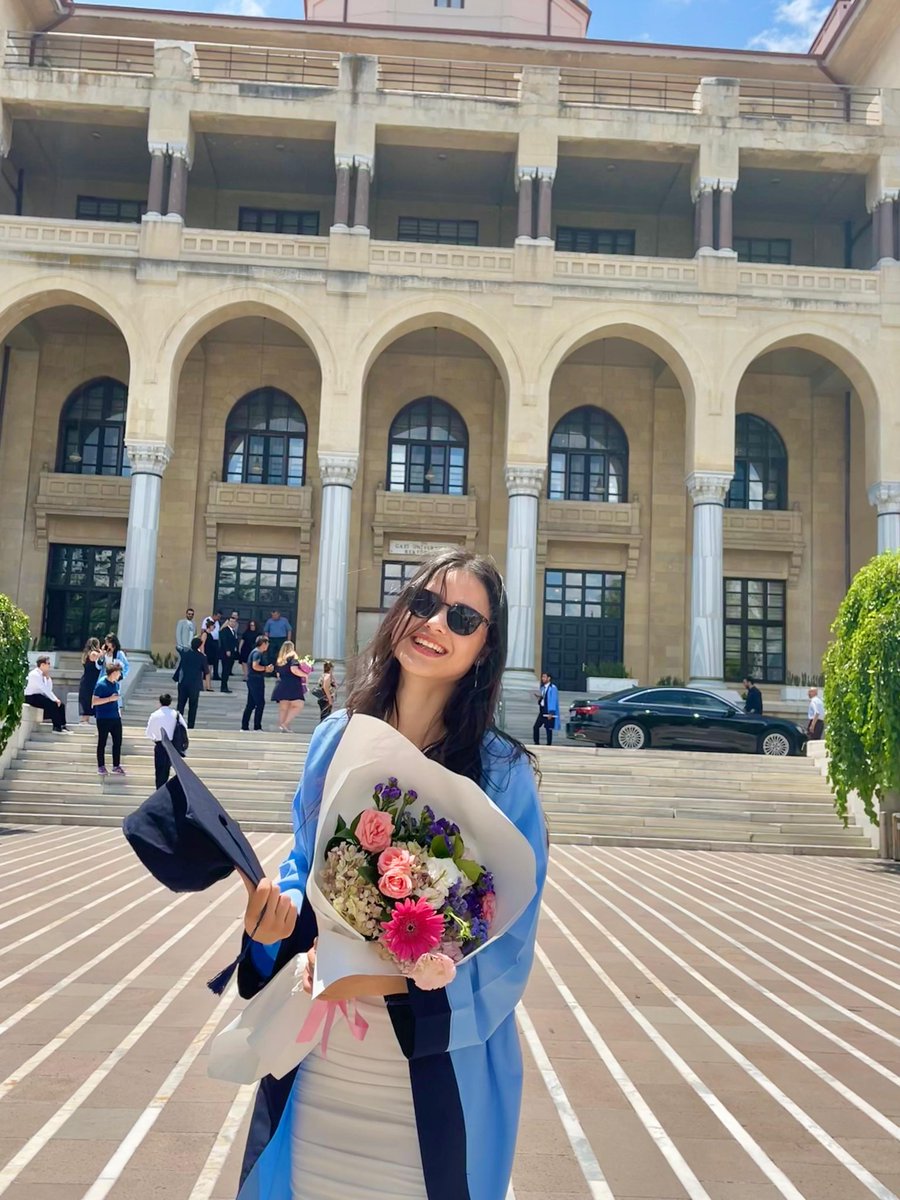 SenaaKoca's tweet photo. Bu kız mezunnn🎓🎓 https://t.co/pdgEfTg6ba