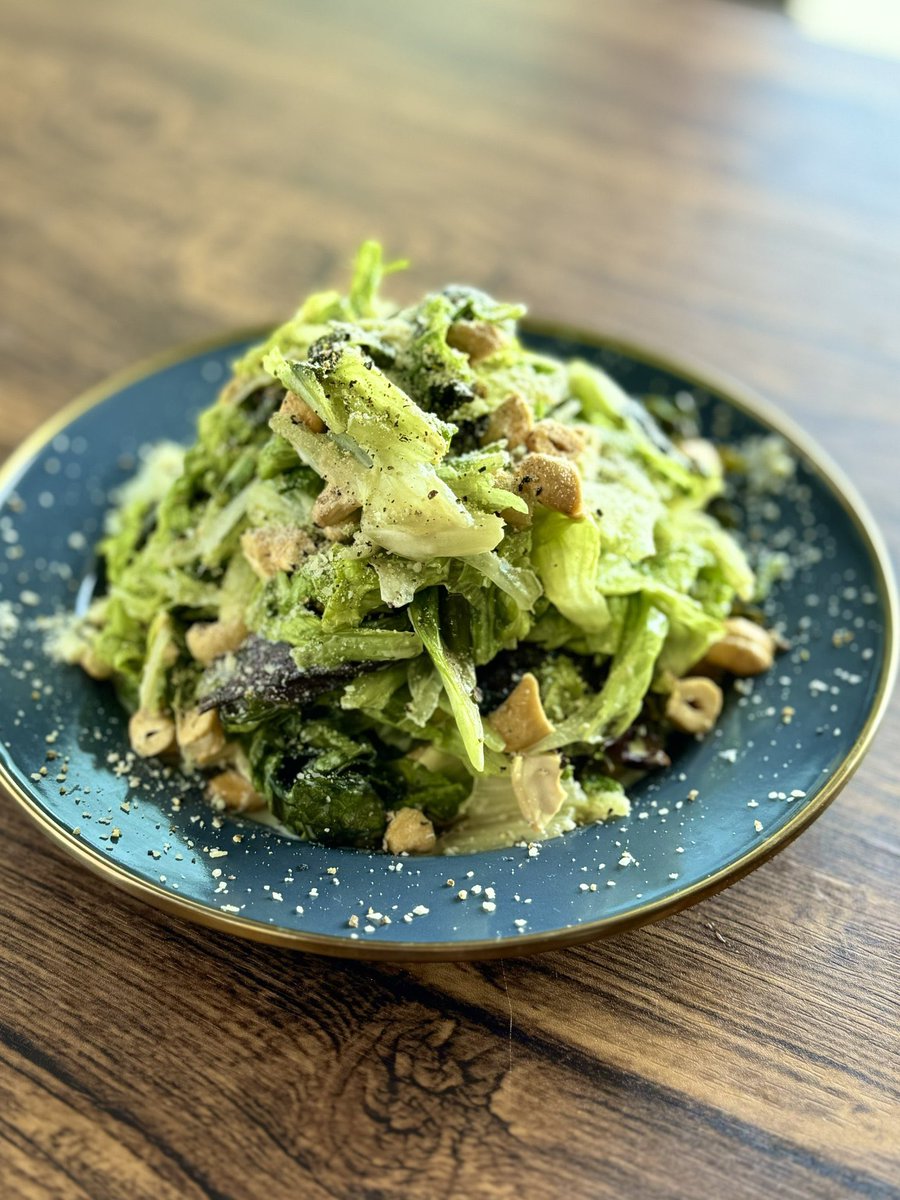 tbs_dn's tweet photo. この暑い季節にこそ食べて欲しい。みんな意外と知らないのですが、レタスは塩を振って脱水してあげると程よいしにゃシャキ食感に味がしっかり染み込んで最高に美味しい。 https://t.co/uLoNciDbqm