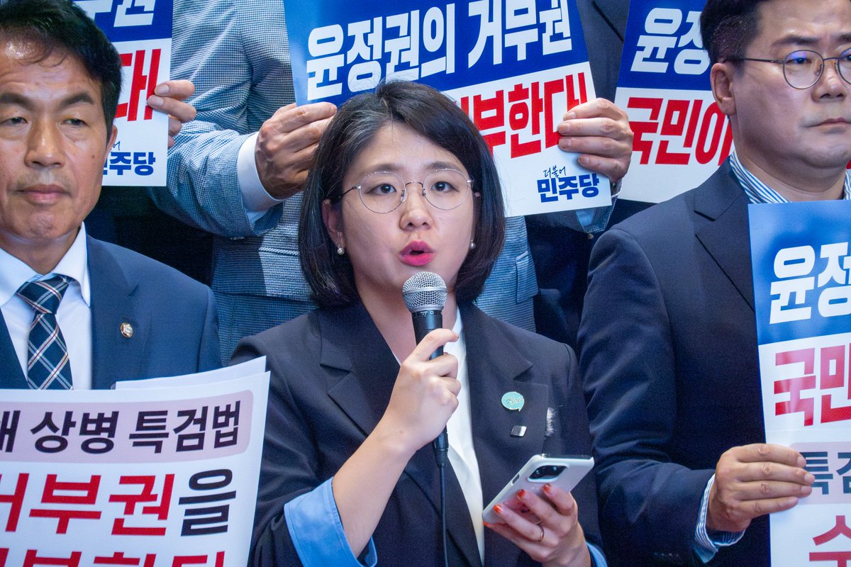 yong_hyein's tweet photo. 《다시 거부권 남용, 채 상병 특검이 필요하다는 반증일 뿐입니다》

혹시나했는데, 역시나였습니다.
대통령이 채상병 특검법에 다시 한 번 거부권을 행사했습니다.

대통령에 대한 탄핵소추입법 청원이 130만에 다다르고,
채상병 특검법에 대한 국민적 동의가 70%에 육박합니다.
아무리 고집불통 대통령일지라도,
국민의 거대한 분노 앞에서는 고개를 숙이는 것이 순리이지 않겠나 기대했습니다.
그러나 윤석열 대통령은 그 일말의 기대마저 산산조각냈습니다.

폭우에 대해서는 ‘철저히 대비하라’는 안하느니만 못한 명령을 남기고 출국한 대통령은
미국 순방 일정 중 채상병 특검법에 대한 거부권을 재가했습니다.
국민의 분노를 똑바로 마주할 용기조차 없어서, 해외로 도망친 것 아니냐는 의구심이 들 수밖에 없습니다.

한덕수 총리는 채상병 특검법이
삼권분립 원칙과 의회주의 정신을 위반한 ‘위헌’이라고 주장합니다.
기가 찰 따름입니다.
대통령 본인에 대한 수사외압 의혹을 거부권을 휘둘러
무력화하려는 윤석열 대통령이야말로, 위헌에 위헌을 반복하고 있지 않습니까?

더군다나 윤석열 대통령은 채상병 특검의 유력한 수사대상 중 한 명입니다.
거부권 남용에 아무리 헌법을 들먹이고, 거야독주 딱지를 붙이려 애써도
대통령이 본인의 의혹을 은폐하고, 자신의 권력을 지키고자
헌법적 권한을 남용한다는 진실은 피할 수 없을 것입니다.

어제 경찰의 임성근 전 사단장 불송치 결정이야말로 특검의 필요성을 증명합니다.
'사단장은 빼라'던 대통령실 외압내용과 완벽히 일치하는 결과이기 때문입니다.

경북경찰청은 군검찰 사건기록 무단 회수에 응한 수사 외압 의혹의 직접 당사자입니다.
경찰이 정의가 아니라 권력의 하수인이었다는 오명을 벗기 위해선 더 투명하게 수사가 진행되었어야 합니다.
그러나 경찰은 스스로 면죄부를 주고, 정권에 굴종하는 수사결과를 발표했습니다.
그나마 남은 수치심은 수사결과 브리핑을 비공개하는데 활용했습니다.

채 상병이 구명조끼도 없이 불어난 강물에 들어간 이유가
임성근 전 사단장이 직접 바둑판식 수중수색 명령을 내렸기 때문이라는
증언과 증거가 이미 차고 넘칩니다.

그야말로 이 모든 것이 채 상병 특검과 국정조사의 필요성을 반증합니다.

이제 국민들은 묻고 있습니다.

왜 윤석열 대통령은 스스로의 명운을 걸어가면서까지
사단장 지키기에 몰두하는 것이냐고 말입니다.
군 내 사고를 철저히 진상규명하겠다는 채상병 특검법을
대통령이 이렇게까지 거부하는 그 이유가 무엇이냐고 말입니다.

윤석열 대통령과 국민의힘이 국민의 이 질문에
명명백백 진실된 답을 내놓지 못한다면,
정권 심판이라는 쓰디 쓴 대가를 치르게 될 것입니다.

이제 다시 국회의 시간입니다.

대통령이 숨기려고 하면 할수록, 오히려 진실은 드러나고 있습니다.
채상병 특검법을 재의결해내고, 국정조사를 추진해 남은 한 치의 의혹도 없이
진실을 밝히기 위해 총력을 다해내야 할 때입니다.

기본소득당 역시 곧 다가올 채 상병의 1주기에
채상병의 영정 앞에서 부끄럽지 않은 마음으로 설 수 있도록,
반드시 그 책임을 다해내겠다는 약속을 드립니다.

2024년 7월 9일
기본소득당 당대표
용 혜 인