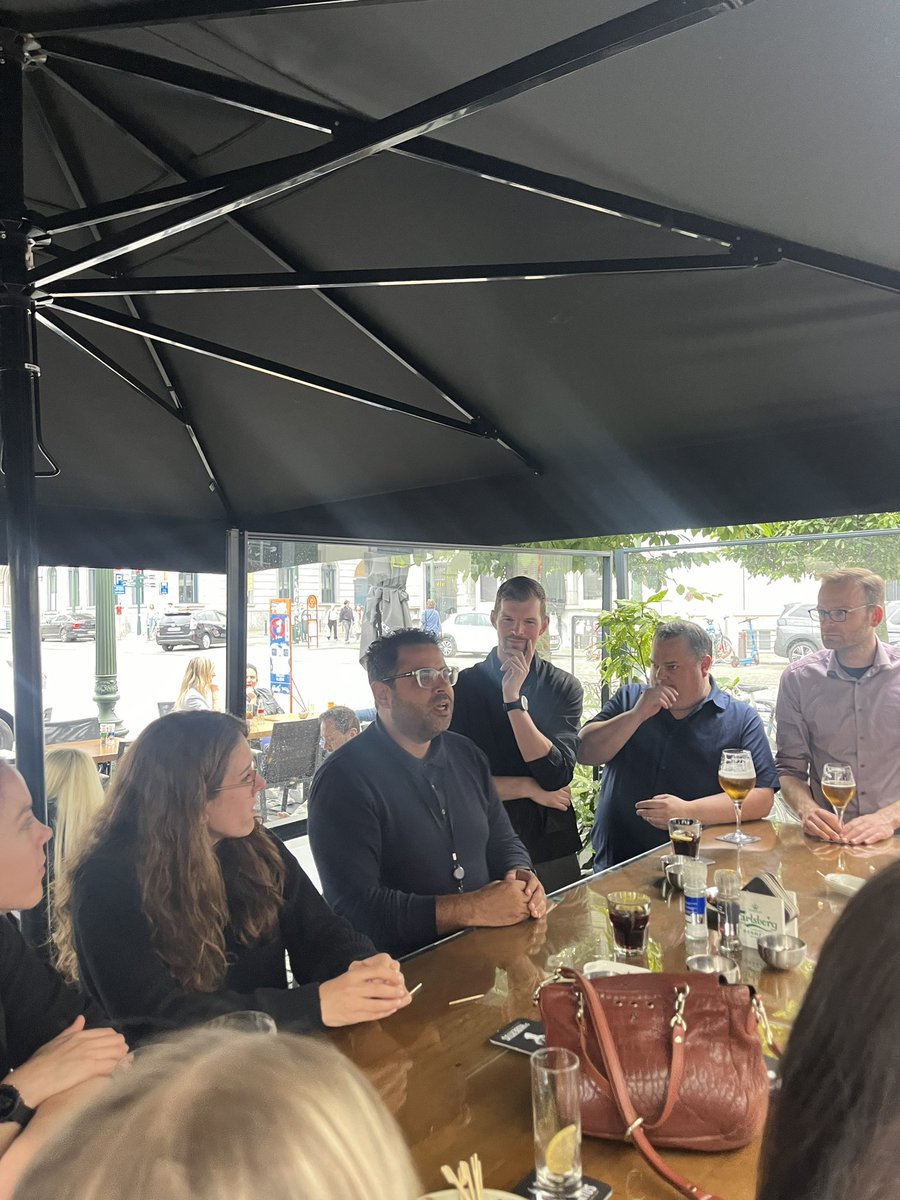 PvdABrussel's tweet photo. Geslaagde zomerborrel gisteren, samen met @GroenlinksB en de GroenLinks/PvdA Eurodelegaties! 

Bedankt @MChahim @Tineke_Strik @MaritMaij en @thijsreuten voor jullie komst!

En gefeliciteerd aan nieuwe voorzitter @Charsmil1 die de hamer overnam 
 van @a_oosthoek. 

Fijne zomer! 🌞 https://t.co/KJ22vYc7cS