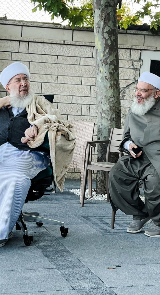 Susun! Ey bilənlər! Danışmayın çün,
Bildikləriniz zəhərlidir,öldürür hər gün
Fəqət eşqin bağını daşladığınçün
Bağbanı var,hesabını soracaq birgün!