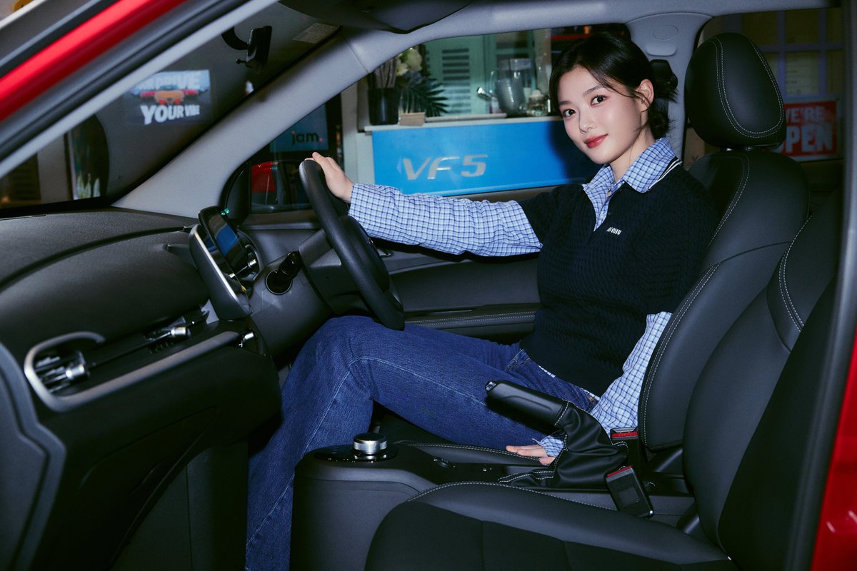 ‘คิมยูจอง’ หญิงสาวมากความสามารถกับสไตล์ที่ลงตัวในทุกมิติ

คุณคิมยูจองในงาน Meet &amp; Greet ได้ให้เกียรติมาถ่ายภาพคู่กับตัวรถ VF5 บอกเลยว่าเป็นภาพที่ลงตัวในทุก Vibe ที่ใช่ในแบบที่เป็น ‘คิมยูจอง’ ที่สุด

#VinFastThailand
#YourDriveYourVibe
#Vibeใหม่ๆตามใจชีวิต
#ElectrifyYourSense