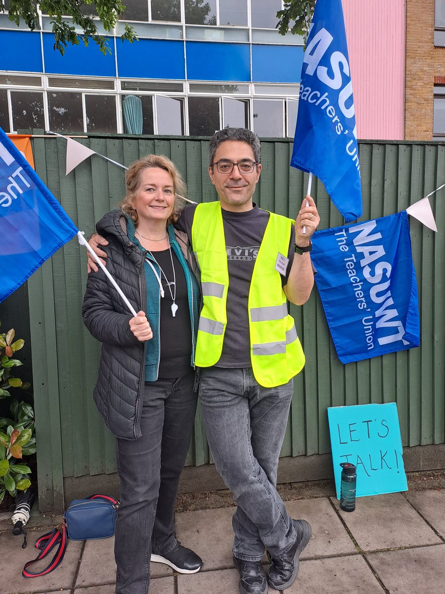 NASUWT_London's tweet image. The message is clear from teachers at Palmers Green High School - TALK TO US to resolve this dispute.  Current proposals mean members have to  choose between a real-terms pay cut or opt for a pension scheme offering less financial security in retirement. #NASUWT