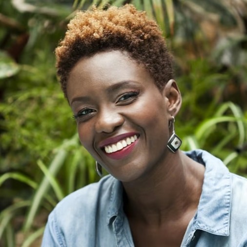 gauchecaca's tweet photo. Lorsque le vrai racisme s'exprime à la télévision.
Rokhaya Diallo qui se dit  antiraciste alors qu'elle est obsédée par la couleur de peau déplore le manque de  noirs chez LFI.
Comme les vrais fachos se font appeler antifas, les vrais racistes se font appeler antiracistes. https://t.co/n2bgieDuY2