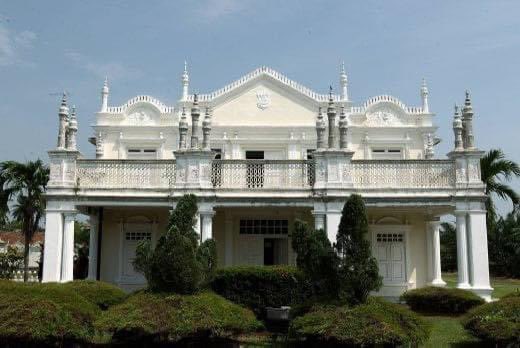 DZCreations's tweet photo. Istana Bandar Jugra terletak di K. Langat, Selangor. Dibina pada awal abad ke-20, menjadi tempat tinggal Sultan Sir Alaeddin Sulaiman Shah hgga wafatnya pada tahun 1938. 

Credit foto: BHarian

#architecture #senibina #arsitektur #Selangor #IstanaBandar #Heritage #banting https://t.co/l6xwZi8mg3