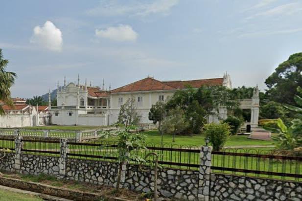 DZCreations's tweet photo. Istana Bandar Jugra terletak di K. Langat, Selangor. Dibina pada awal abad ke-20, menjadi tempat tinggal Sultan Sir Alaeddin Sulaiman Shah hgga wafatnya pada tahun 1938. 

Credit foto: BHarian

#architecture #senibina #arsitektur #Selangor #IstanaBandar #Heritage #banting https://t.co/l6xwZi8mg3