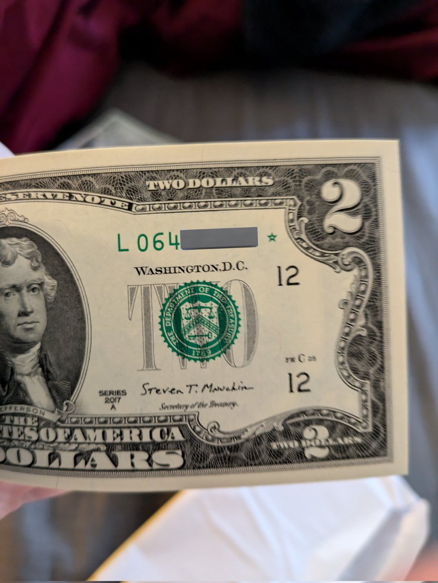 philosoranter's tweet photo. ただでさえ見かけない$2札...
今日手に入ったのは$2の『星札』
(通常、新札は百枚ずつ銀行等に出荷されるが、印刷上の問題で処分される札の通し番号を再現するのが困難のため、予備として星札が印刷される)
レア…と言っても、およそ3万は流通してるシリーズの一枚らしい。
#starnote https://t.co/1nHf1cGGXa