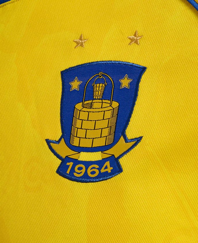 NikolasCurtis's tweet photo. Hej @BrondbyIF / @ThomasSkovPeter,
Er der en “skjult” historie med ændringen af logoet på den nye trøje? Og tænker ikke på måden det er lavet, men designet? https://t.co/GhDMZE2tOM