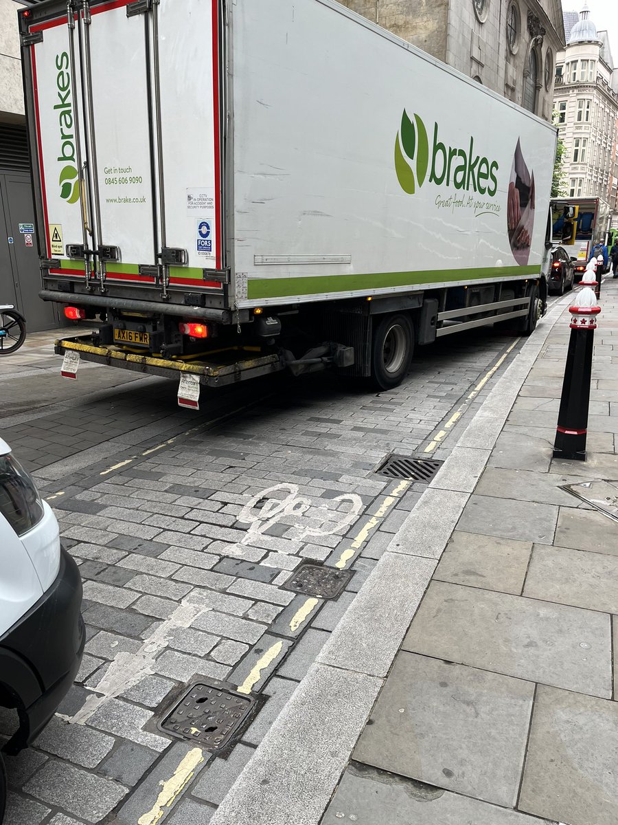 tom_henry's tweet photo. @cityoflondon @citylordmayor 
The state of Rood Lane northbound is absolutely appalling for cyclists. It’s clearly being used as a rat run for heavy traffic. Any plans to avoid an inevitable accident? https://t.co/t3aVrswdrL