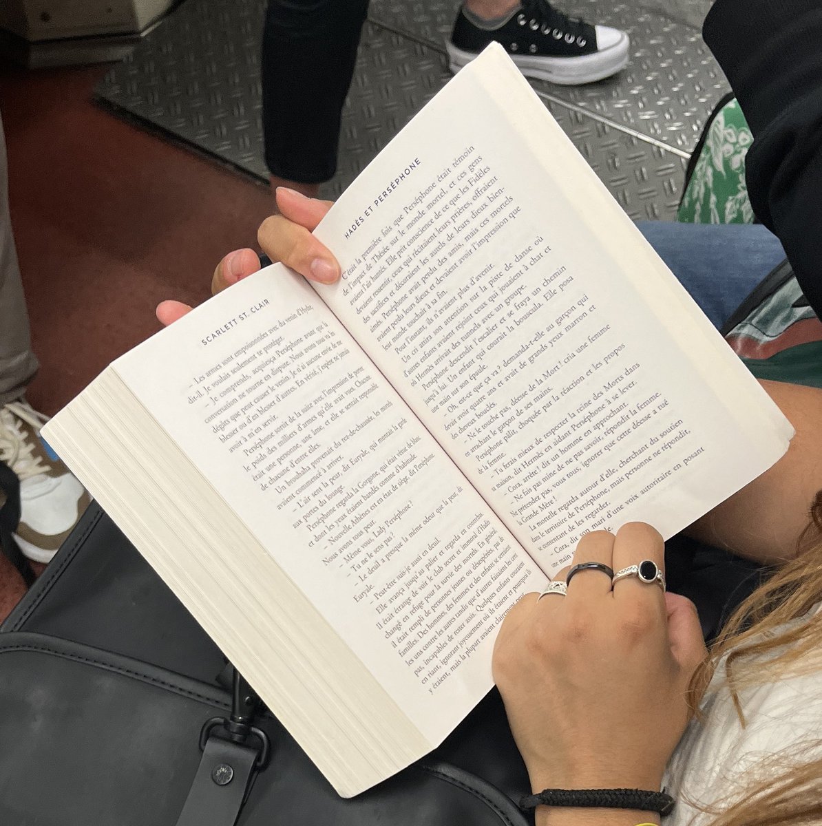 BernardLehut's tweet photo. #liredanslemétro : ma voisine du jour lit « Hadès et Perséphone » de Scarlett St. Clair @SaintlyScarlet #hugoroman. https://t.co/1Boq87NLgB