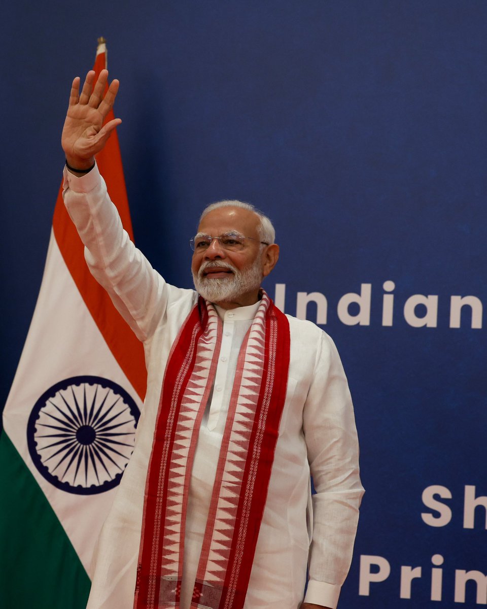 ikaushaldave's tweet photo. PM Shri @narendramodi ji met with the Indian diaspora in Russia today, enhancing the ties within our global family. https://t.co/MfnS4IJPUT