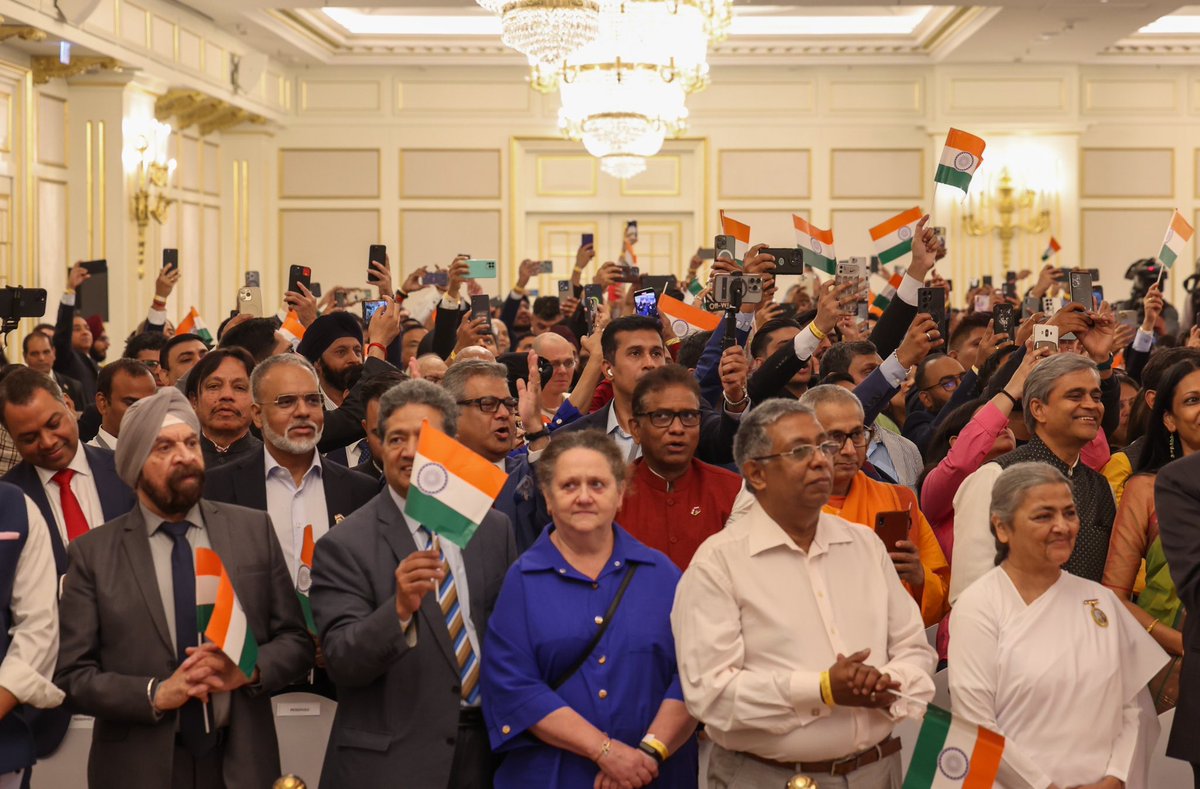 ikaushaldave's tweet photo. PM Shri @narendramodi ji met with the Indian diaspora in Russia today, enhancing the ties within our global family. https://t.co/MfnS4IJPUT