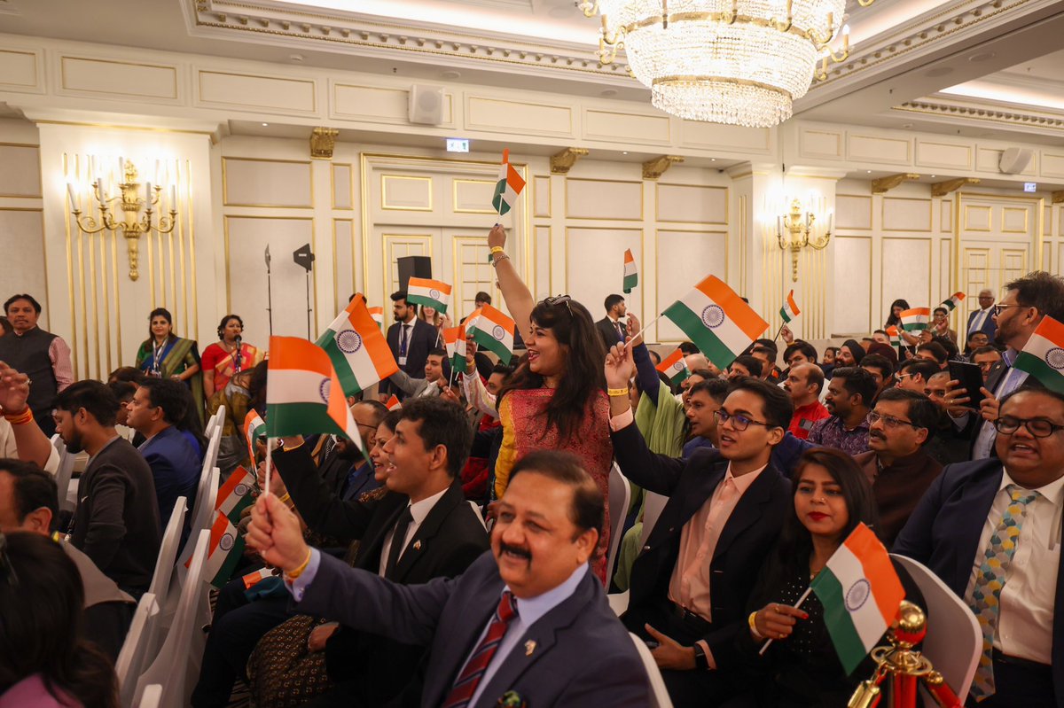 ikaushaldave's tweet photo. PM Shri @narendramodi ji met with the Indian diaspora in Russia today, enhancing the ties within our global family. https://t.co/MfnS4IJPUT