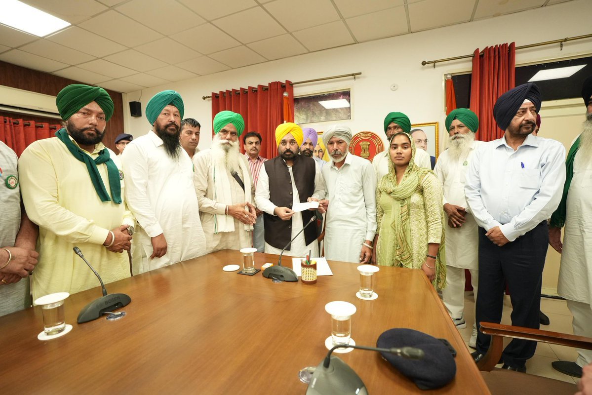 CM <a href="/BhagwantMann/">Bhagwant Mann</a> met with the family of late Shubhkaran Singh, the young farmer martyred during the farmers' protest. 

As promised, he handed over a cheque of ₹1 crore to the family of Shubhkaran and an appointment letter for a govt job to one family member

AAP Govt stands