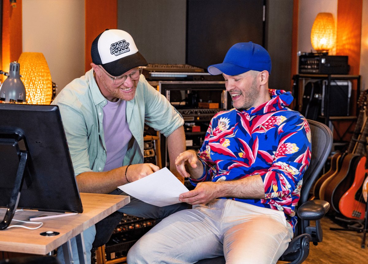 2 Sachen habe ich beschlossen: „Ich werde jetzt Popstar!" und "Ich schreibe einen Song!" 😅. Und zwar den Intro-Song für meinen neuen Podcast "5 Dinge mit 20". Zusammen mit Jens Eckhoff von „Wir sind Helden“. Der große Tag ist der 13.09.2024 – dann erscheinen Song und Podcast!