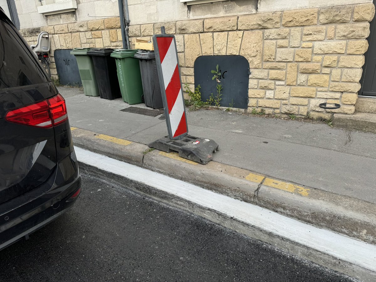 C’est quoi cette nouvelle butée rue de Bègles? C’est Pour faire tomber mes enfants à 🚲? 😡 <a href="/VeloCiteBdx/">Vélo-Cité Bordeaux</a>
