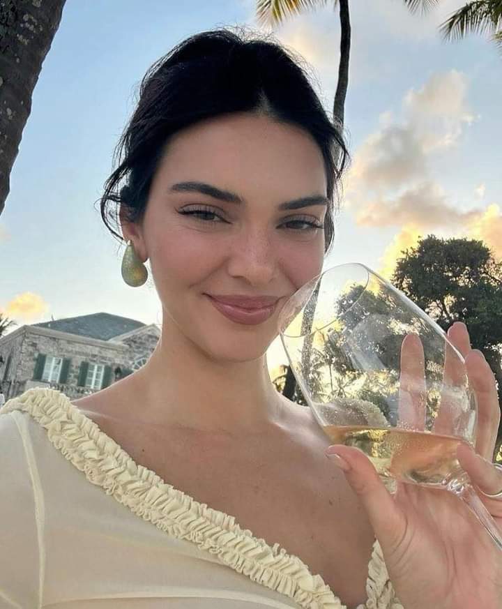#KendallNicolePayne ( <a href="/KendallJenner/">Kendall</a> )