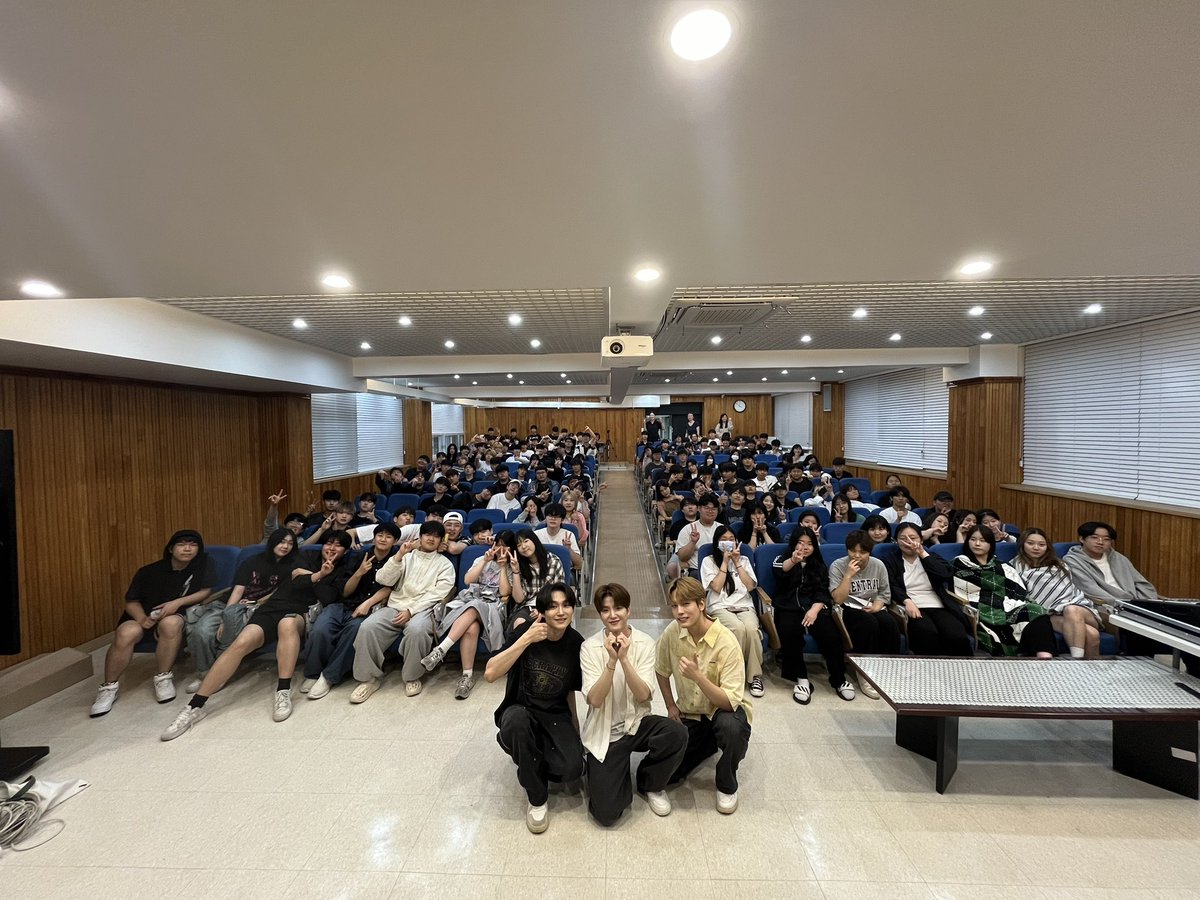 Band_W24hours's tweet photo. 오늘 공연 함께 재미있게 즐겨준 서초문화예술정보학교!! 여러분의 꿈을 계속 응원할게요 💕
#w24 #서초문화예술정보학교
#MMM #MemoryMakingMoment https://t.co/T2V1pEtLUR