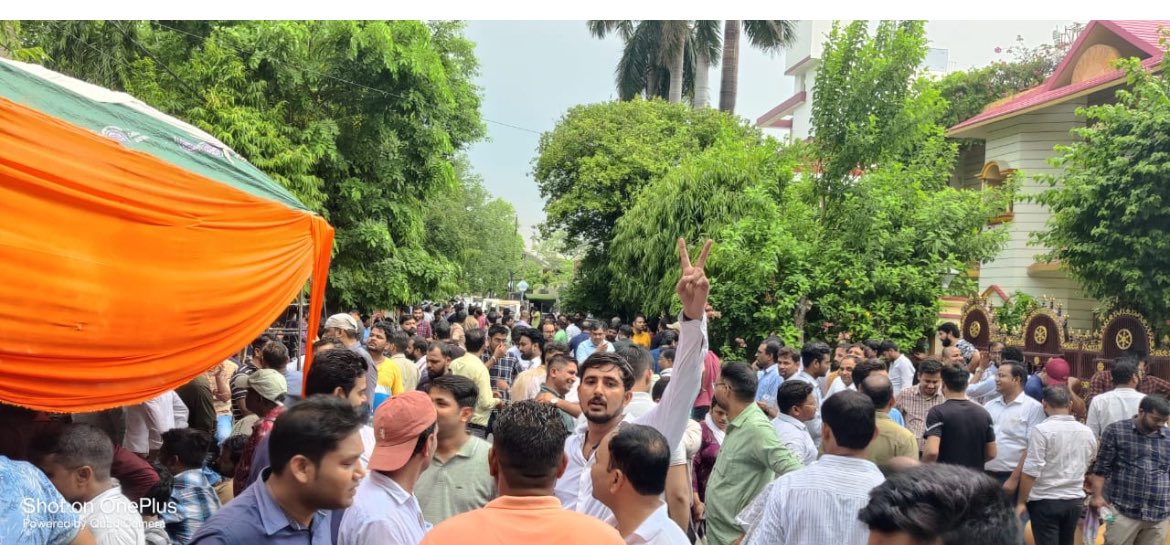 Aiboc_PUPGB's tweet photo. आर्यावर्त बैंक के कायर निरंकुश चेयरमैन ध्यान दे आप कितनी पुलिस बुला लो आपको माँगे माननी पड़ेगी
अब बैंक की नारी शक्ति जाग चुकी है अब आपको निरंकुश नीति को वापस लेना पड़ेगा
@Abasandabea @GraminBanker003 @BOIOAMediaUPUTT @AIRRBOF_MediaCL @aiboc_in @nilesh_pawar15 @PMOIndia https://t.co/T4Yd6ZbFTG