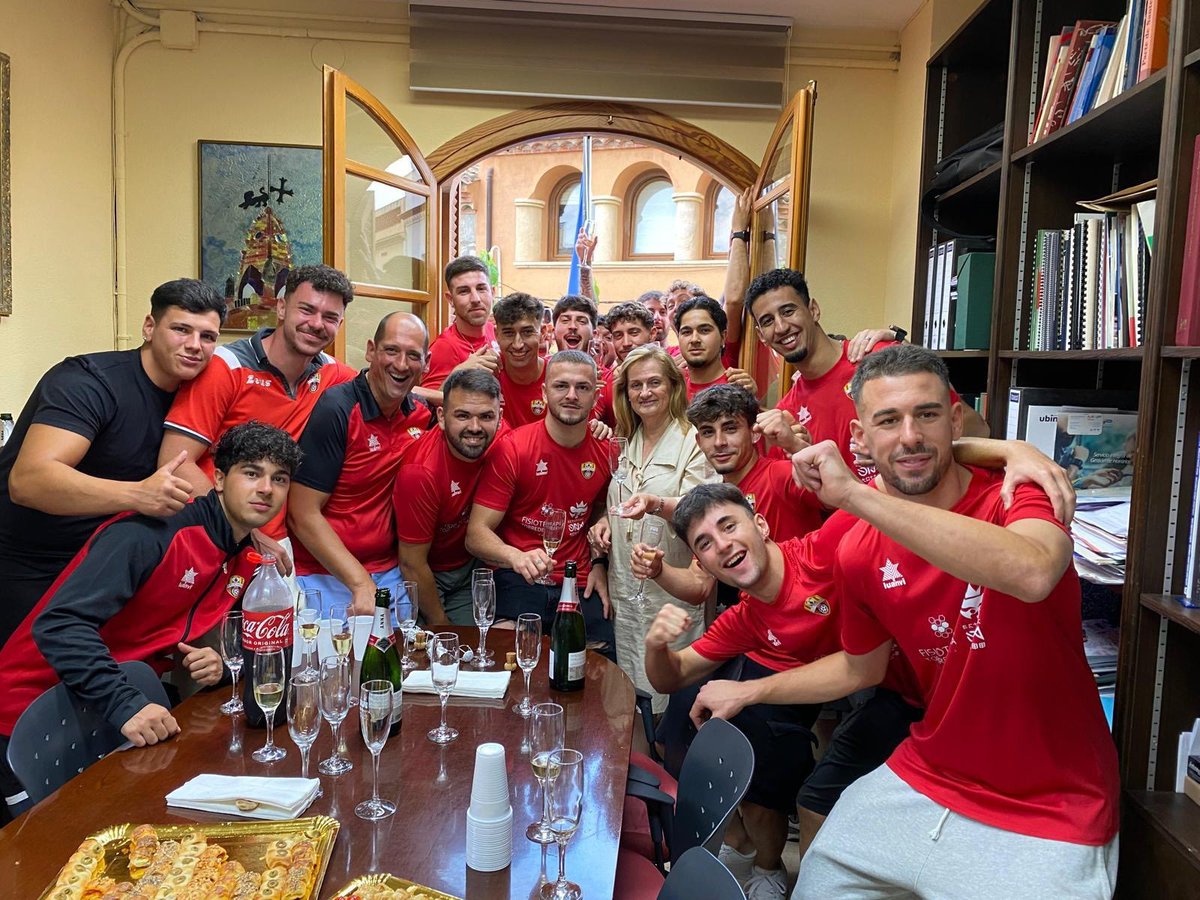 🏅 Es todo un orgullo para mí, como Alcaldesa de Creixell, hacer entrega de este reconocimiento al Primer Equipo Masculino de la Unió Esportiva Creixell, por su ascenso a Tercera Catalana

⚫🔴 Enhorabuena equipo y afición, habéis hecho historia

#creixell #futbol