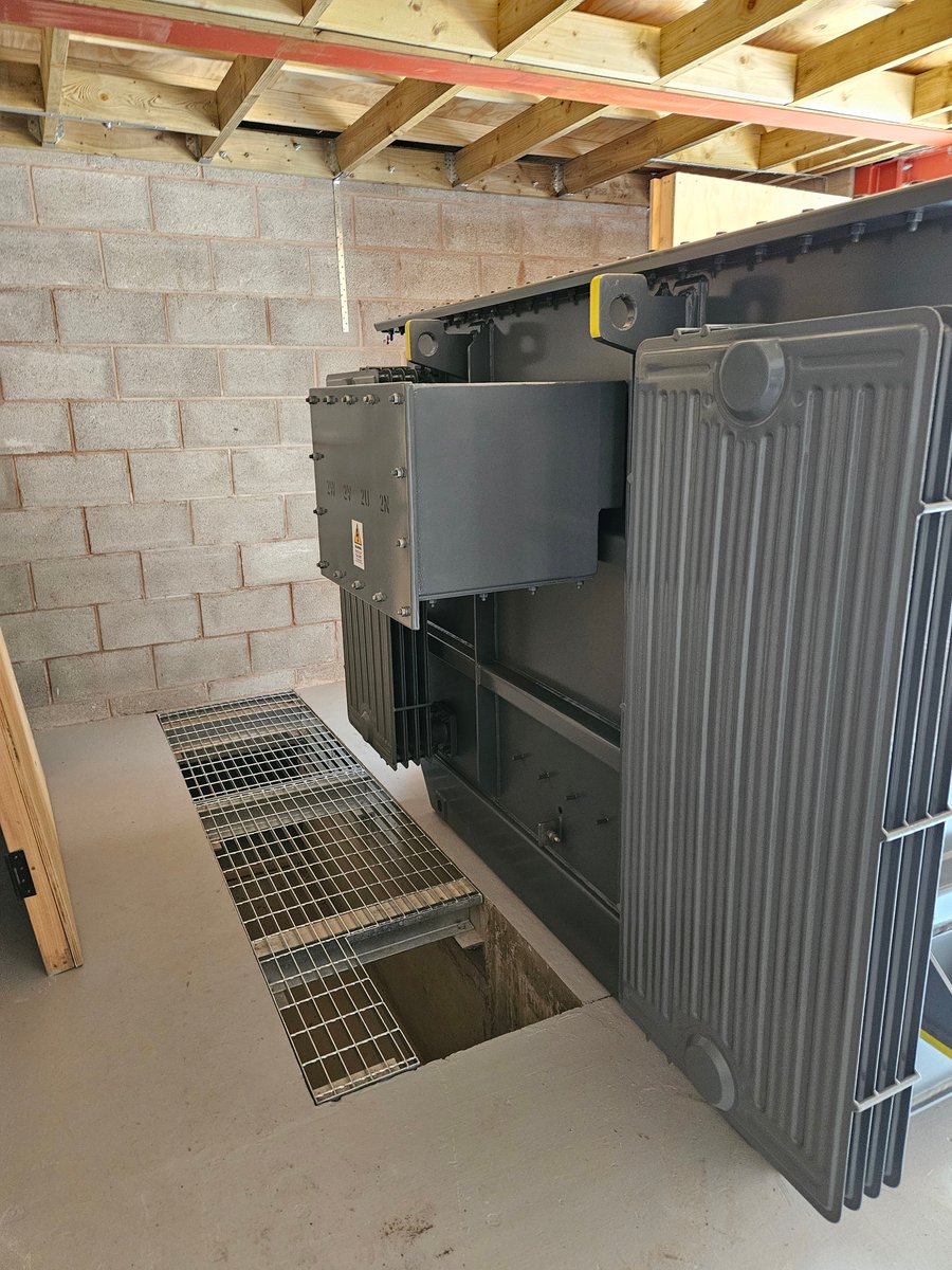 New transformers being offloaded and positioned at the CMC Amenity Building for University of Nottingham. Fortunately the sun came out to assist...
<a href="/GFTomlinson/">G F Tomlinson</a> <a href="/UniofNottingham/">Uni of Nottingham #WeAreUoN</a> <a href="/UoNPressOffice/">Uni of Nottingham Press Office</a>