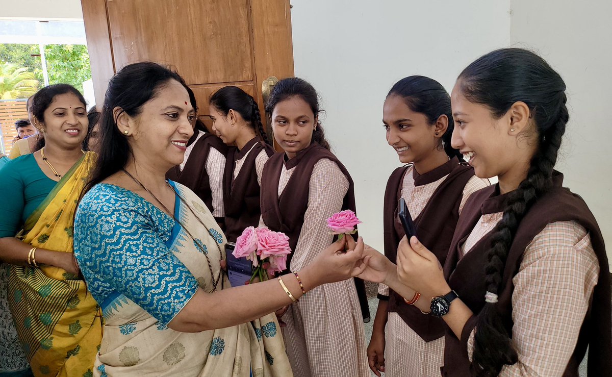 drnagalakshmi_c's tweet photo. ಮೊರಾರ್ಜಿ ದೇಸಾಯಿ ವಸತಿ ಶಾಲಾಕಾಲೇಜು ವಿದ್ಯಾರ್ಥಿನಿಯರ ಭವಿಷ್ಯದ ಕುರಿತು ಮಾತನಾಡಿದ ಕ್ಷಣಗಳು.
#murarjidesaischool #school #education #schooldevelopment #educationmatters #futuregoals #educationalgoals #educationfirst #shapestudents #educatetoempower #educateinspirechange https://t.co/mVhES0k9Z8