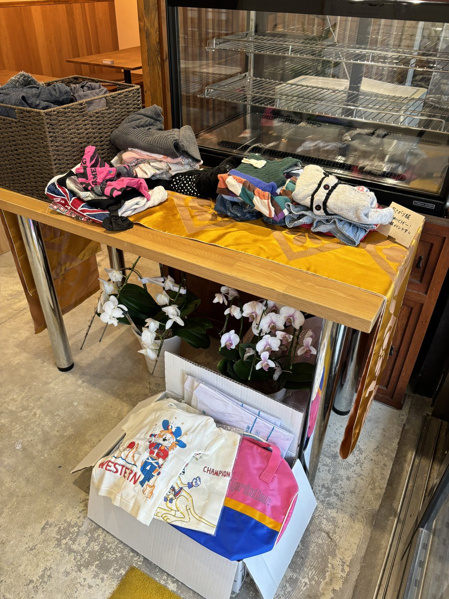 yuibunsha's tweet photo. 市内のカフェ・ナナマールさんに、レトロな子ども服（新古品）を置かせてもらいました！

山ノ内町のやまブイブイさんに譲ってもらったものです

水着や給食着もありますよ

カフェ利用のついでにのぞいてみてね😃 https://t.co/6eD4l09Sjw