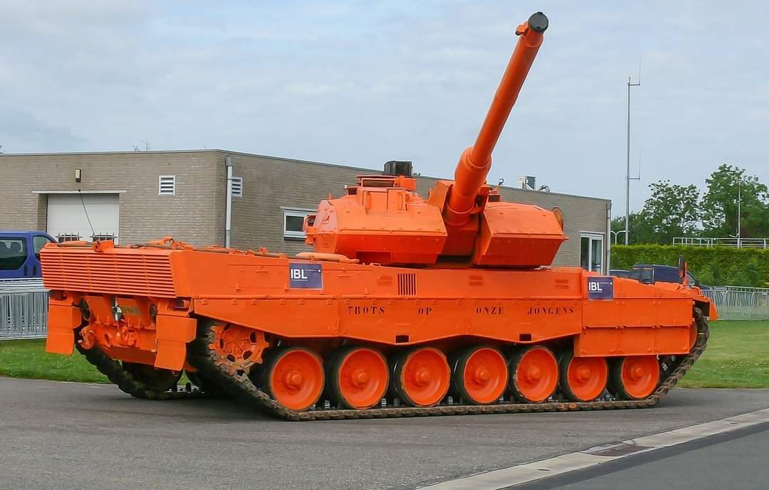 MMaenpaa1's tweet photo. Kun #EURO2024 kisat ovat käynnissä, onko teillä aikaa puhua 🟠 #Leopard2A6:sta?
Olisi mielenkiintoista tietää onko tämä ⚽️ #EURO2008 kisoja varten 🇳🇱 joukkueen kannustukseksi #Oranje'ksi maalattu vaunu nykyään 🇫🇮:ssa. Periaatteessa pitäisi olla joko 🇫🇮:ssa tai 🇵🇹:ssa.
📷 Internet https://t.co/SQAykOAC46